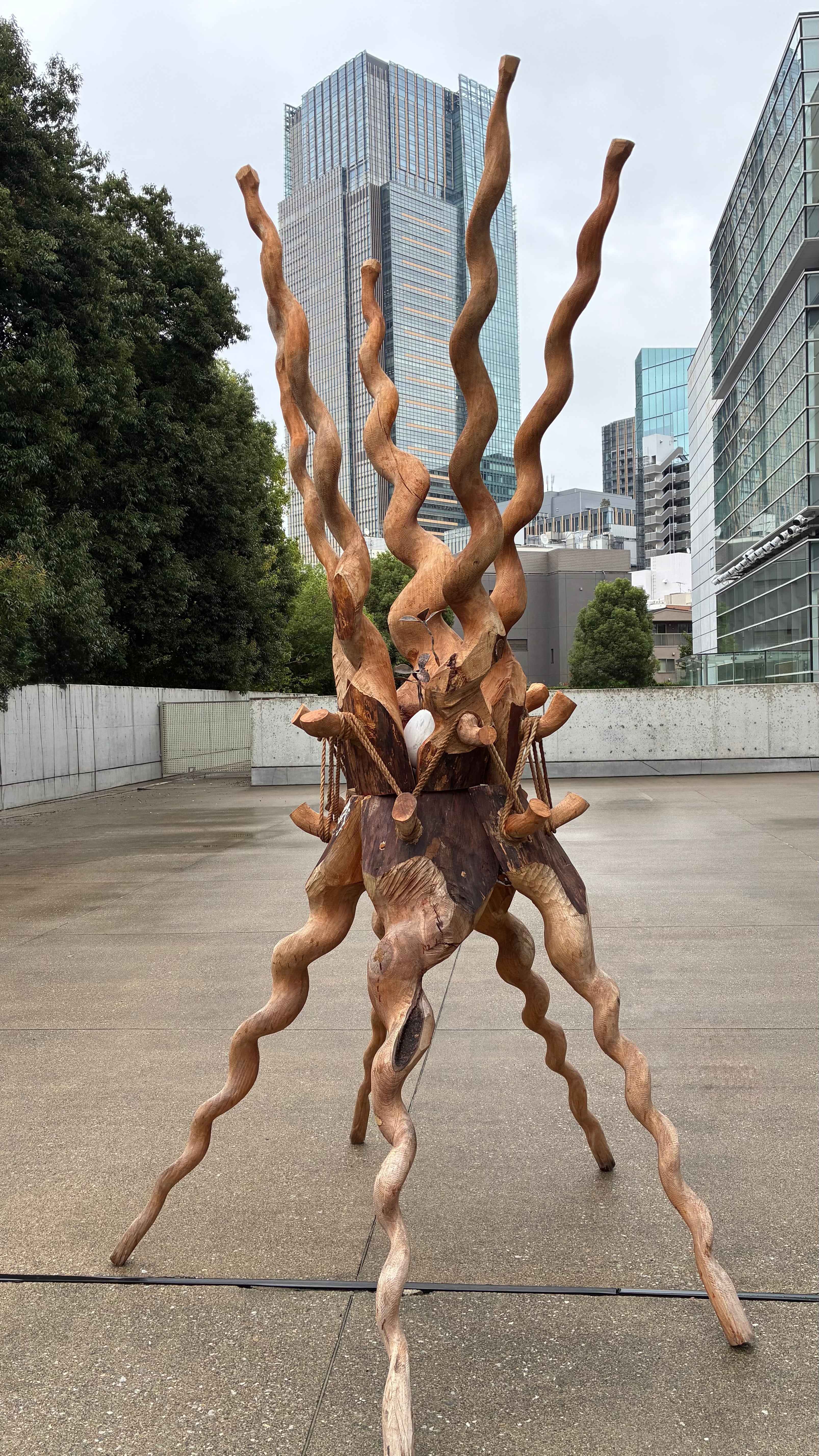 小林一夫彫刻展　木のイノチ 石のアソビ